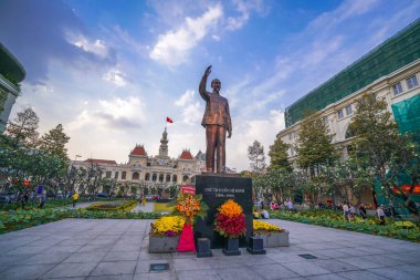 Ho Chi Minh Şehri, Vietnam - Ocak 04, 2020: Ho Chi Minh heykeli ile Nguyen Hue Caddesi yenilendi, 1. Mıntıka 'da yer aldı, şehir yaşamı noktası, yaya alışveriş merkezi, restoranlar, dükkanlar ve oteller.