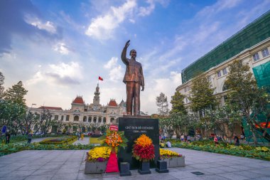 Ho Chi Minh Şehri, Vietnam - Ocak 04, 2020: Ho Chi Minh heykeli ile Nguyen Hue Caddesi yenilendi, 1. Mıntıka 'da yer aldı, şehir yaşamı noktası, yaya alışveriş merkezi, restoranlar, dükkanlar ve oteller.