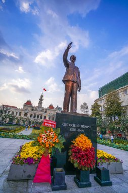 Ho Chi Minh Şehri, Vietnam - Ocak 04, 2020: Ho Chi Minh heykeli ile Nguyen Hue Caddesi yenilendi, 1. Mıntıka 'da yer aldı, şehir yaşamı noktası, yaya alışveriş merkezi, restoranlar, dükkanlar ve oteller.