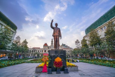 Ho Chi Minh Şehri, Vietnam - Ocak 04, 2020: Ho Chi Minh heykeli ile Nguyen Hue Caddesi yenilendi, 1. Mıntıka 'da yer aldı, şehir yaşamı noktası, yaya alışveriş merkezi, restoranlar, dükkanlar ve oteller.