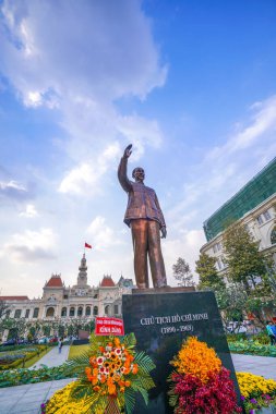 Ho Chi Minh Şehri, Vietnam - Ocak 04, 2020: Ho Chi Minh heykeli ile Nguyen Hue Caddesi yenilendi, 1. Mıntıka 'da yer aldı, şehir yaşamı noktası, yaya alışveriş merkezi, restoranlar, dükkanlar ve oteller.