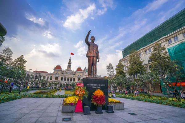 Ho Chi Minh Şehri, Vietnam - Ocak 04, 2020: Ho Chi Minh heykeli ile Nguyen Hue Caddesi yenilendi, 1. Mıntıka 'da yer aldı, şehir yaşamı noktası, yaya alışveriş merkezi, restoranlar, dükkanlar ve oteller.