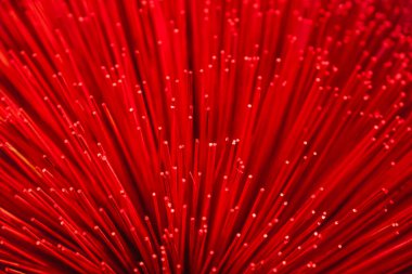 Geleneksel Vietnamca renkli tütsü çubuklarının yakın çekimi