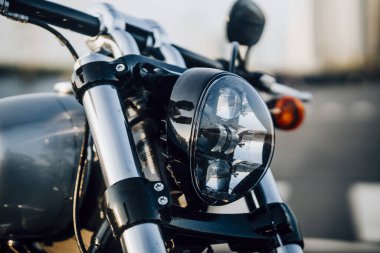 Ho Chi Minh şehri, Vietnam - 25 Mart 2020: Yeni Harley-Davidson Çıkış 114 2020 Ho Chi Minh şehrinde park edilmiştir. Siyah deri, gri ve krom detaylı güçlü klasik bisiklet, Milwaukee-8 büyük V2 motoru. Landmark 81 ve Bitexco kulesi
