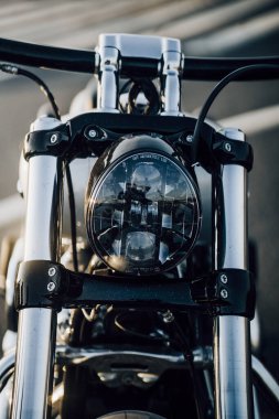 Ho Chi Minh şehri, Vietnam - 25 Mart 2020: Yeni Harley-Davidson Çıkış 114 2020 Ho Chi Minh şehrinde park edilmiştir. Siyah deri, gri ve krom detaylı güçlü klasik bisiklet, Milwaukee-8 büyük V2 motoru. Landmark 81 ve Bitexco kulesi