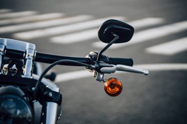 Ho Chi Minh şehri, Vietnam - 25 Mart 2020: Yeni Harley-Davidson Çıkış 114 2020 Ho Chi Minh şehrinde park edilmiştir. Siyah deri, gri ve krom detaylı güçlü klasik bisiklet, Milwaukee-8 büyük V2 motoru. Landmark 81 ve Bitexco kulesi