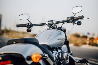 Ho Chi Minh şehri, Vietnam - 25 Mart 2020: Yeni Harley-Davidson Çıkış 114 2020 Ho Chi Minh şehrinde park edilmiştir. Siyah deri, gri ve krom detaylı güçlü klasik bisiklet, Milwaukee-8 büyük V2 motoru. Landmark 81 ve Bitexco kulesi