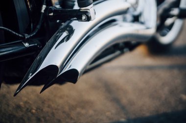 Ho Chi Minh şehri, Vietnam - 25 Mart 2020: Yeni Harley-Davidson Çıkış 114 2020 Ho Chi Minh şehrinde park edilmiştir. Siyah deri, gri ve krom detaylı güçlü klasik bisiklet, Milwaukee-8 büyük V2 motoru. Landmark 81 ve Bitexco kulesi