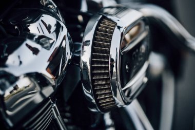 Ho Chi Minh şehri, Vietnam - 25 Mart 2020: Yeni Harley-Davidson Çıkış 114 2020 Ho Chi Minh şehrinde park edilmiştir. Siyah deri, gri ve krom detaylı güçlü klasik bisiklet, Milwaukee-8 büyük V2 motoru. Landmark 81 ve Bitexco kulesi