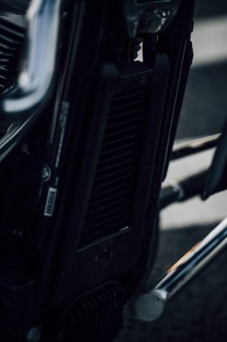 Ho Chi Minh şehri, Vietnam - 25 Mart 2020: Yeni Harley-Davidson Çıkış 114 2020 Ho Chi Minh şehrinde park edilmiştir. Siyah deri, gri ve krom detaylı güçlü klasik bisiklet, Milwaukee-8 büyük V2 motoru. Landmark 81 ve Bitexco kulesi