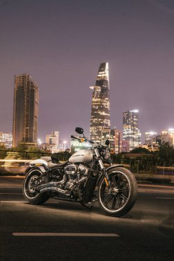 Ho Chi Minh şehri, Vietnam - 25 Mart 2020: Yeni Harley-Davidson Çıkış 114 2020 Ho Chi Minh şehrinde park edilmiştir. Siyah deri, gri ve krom detaylı güçlü klasik bisiklet, Milwaukee-8 büyük V2 motoru. Landmark 81 ve Bitexco kulesi