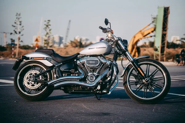 Ho Chi Minh şehri, Vietnam - 25 Mart 2020: Yeni Harley-Davidson Çıkış 114 2020 Ho Chi Minh şehrinde park edilmiştir. Siyah deri, gri ve krom detaylı güçlü klasik bisiklet, Milwaukee-8 büyük V2 motoru. Landmark 81 ve Bitexco kulesi