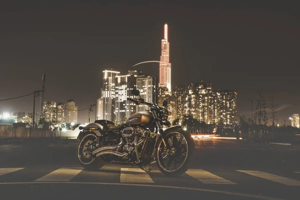 Ho Chi Minh şehri, Vietnam - 25 Mart 2020: Yeni Harley-Davidson Çıkış 114 2020 Ho Chi Minh şehrinde park edilmiştir. Siyah deri, gri ve krom detaylı güçlü klasik bisiklet, Milwaukee-8 büyük V2 motoru. Landmark 81 ve Bitexco kulesi