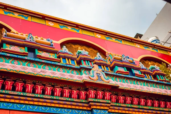 Szczegóły Gopuram Nad Wejściem Hinduskiej Świątyni Mariamman Chi Minh City — Zdjęcie stockowe
