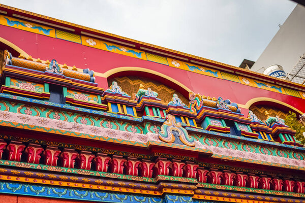 Гопурам над входом в мечеть Мариамман в Хошимине, Вьетнам. Соблазн был построен в конце 19 века."