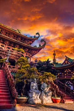 Pleiku şehrindeki Minh Thanh Pagoda 'nın günbatımı manzarası, Gia Lai vilayeti, Vietnam, görkemli bir Budist mimari yapı.