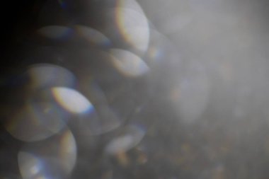 Parlak ve ışıl ışıl bir arka plan. Gümüş ve elmas tozu bokeh - parıltı dokusundan gelen bulanık ışık. Lüks tasarım arka planı.