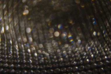 Parlak ve ışıl ışıl bir arka plan. Gümüş ve elmas tozu bokeh - parıltı dokusundan gelen bulanık ışık. Lüks tasarım arka planı.