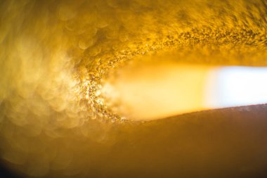 Parlak ve ışıl ışıl bir arka plan. Altın ve elmas tozu bokeh - parıltı dokusundan gelen bulanık ışık. Mavi renkli lüks tasarım arka planı. Altın renkli ışıltılı arka plan Bokeh altın ışıklarıyla.