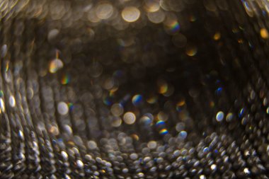 Parlak ve ışıl ışıl bir arka plan. Gümüş ve elmas tozu bokeh - parıltı dokusundan gelen bulanık ışık. Lüks tasarım arka planı.