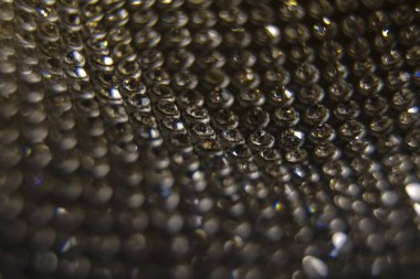 Parlak ve ışıl ışıl bir arka plan. Gümüş ve elmas tozu bokeh - parıltı dokusundan gelen bulanık ışık. Lüks tasarım arka planı.