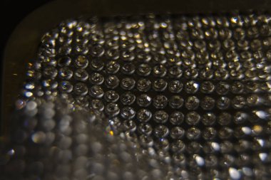 Parlak ve ışıl ışıl bir arka plan. Gümüş ve elmas tozu bokeh - parıltı dokusundan gelen bulanık ışık. Lüks tasarım arka planı.