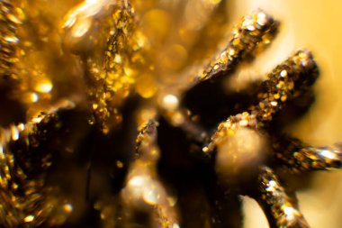 Bokeh 'in soyut altın arka planı. Arka planda tatil ışıkları. Bokeh odaklı ışıklar ve yıldızlarla şenlikli soyut arkaplan