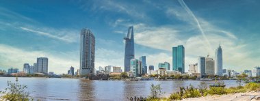 Ho Chi Minh şehri, Vietnam - 16 Şubat 2020 Saigon silueti ve Bitexco kulesi ile Saigon Nehri. Ho Chi Minh Şehri Vietnam 'ın popüler bir turizm merkezidir..