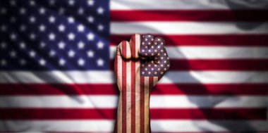 Amerika Birleşik Devletleri bayrağı erkek yumruğu, yumruk bayrağı, ABD ülkesi, güç, çatışma konsepti üzerine boyanmış. Metnin için iyi bir yere sahip bulanık bir arkaplanda.