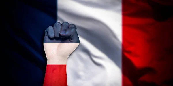 男性の拳 拳の旗 フランスの国 紛争の概念に描かれたフランスの旗のバナー あなたのテキストのための良い場所でぼやけた背景に — ストック写真