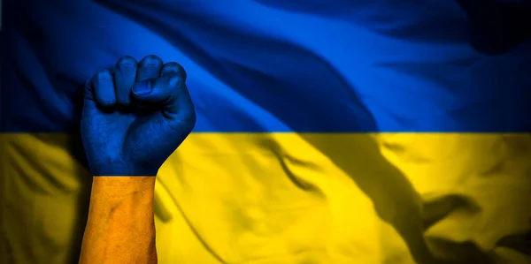 Bandeira Bandeira Ucrânia Pintado Punho Masculino Punho Bandeira País Ucrânia — Fotografia de Stock