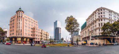 Ho Chi Minh şehri, Vietnam - 27 Nisan 2020: Saigon Opera binası önündeki Dong Khoi caddesi yeşil parkı ve Ben Thanh - Suoi Tien metro istasyonu girişi