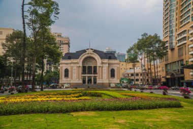 Ho Chi Minh şehri, Vietnam - 27 Nisan 2020: Saigon Opera Binası 'nın geniş manzarası ve bitiş safhasında metro istasyonu girişi. Burası metro hattı 1, Ben Thanh, Suoi Tien..