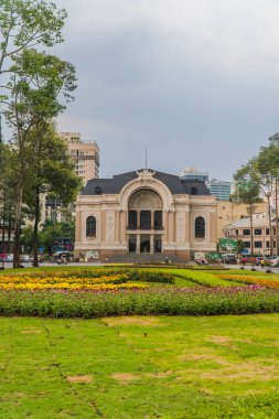 Ho Chi Minh şehri, Vietnam - 27 Nisan 2020: Saigon Opera Binası 'nın geniş manzarası ve bitiş safhasında metro istasyonu girişi. Burası metro hattı 1, Ben Thanh, Suoi Tien..