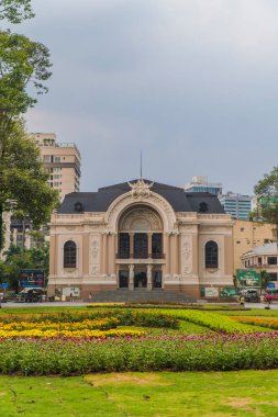 Ho Chi Minh şehri, Vietnam - 27 Nisan 2020: Saigon Opera Binası 'nın geniş manzarası ve bitiş safhasında metro istasyonu girişi. Burası metro hattı 1, Ben Thanh, Suoi Tien..