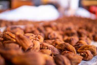 Japon kurutulmuş hurma (Hoshigaki), Da Lat, Vietnam 'da yaygın bir görüntüyü kurutmak için iplere asıldı. Onları bir platforma asıp hava geçirmez bir eve yerleştirerek. Sağlığa iyi gelir.