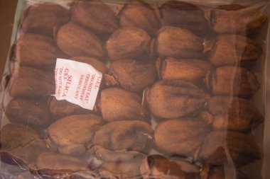 Japon kurutulmuş hurma (Hoshigaki), Da Lat, Vietnam 'da yaygın bir görüntüyü kurutmak için iplere asıldı. Onları bir platforma asıp hava geçirmez bir eve yerleştirerek. Sağlığa iyi gelir.