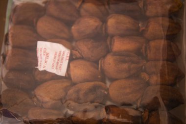 Japon kurutulmuş hurma (Hoshigaki), Da Lat, Vietnam 'da yaygın bir görüntüyü kurutmak için iplere asıldı. Onları bir platforma asıp hava geçirmez bir eve yerleştirerek. Sağlığa iyi gelir.