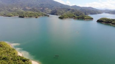 Ta Dung Gölü ya da Dong Nai Gölü 'nün havadan görünüşü. Dac Nong (Dak Nong), Vietnam 'da hidroelektrik santrali tarafından üretilen su deposu..