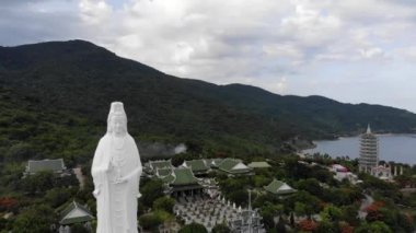 Danang 'daki Linh Ung Pagoda' daki (Da Nang) Buda Heykeli 'nin (Merhametin Bodhisattvası) havadan görünüşü.