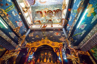 Ho Chi Minh şehri, Vietnam - 01 Mayıs 2020: Phu Chau Tapınağı 'nın ana salonu özenle dekore edilmiş ve 3 yüzyıllık bir çağ ile birçok çömlek parçasıyla yaygın bir şekilde aranmaktadır..