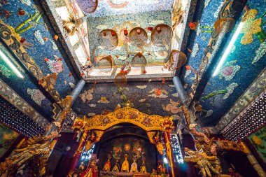 Ho Chi Minh şehri, Vietnam - 01 Mayıs 2020: Phu Chau Tapınağı 'nın ana salonu özenle dekore edilmiş ve 3 yüzyıllık bir çağ ile birçok çömlek parçasıyla yaygın bir şekilde aranmaktadır..