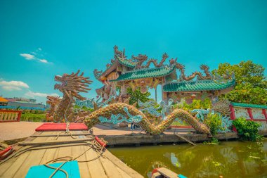 Ho Chi Minh şehri, Vietnam - 01 Mayıs 2020: Phu Chau Tapınağı manzarası, Saigon Nehri 'nin bir dalının ortasında yer almakta ve 3 asırlık bir yaşa sahiptir..