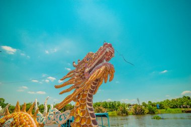Ho Chi Minh şehri, Vietnam - 01 Mayıs 2020: Phu Chau Tapınağı manzarası, Saigon Nehri 'nin bir dalının ortasında yer almakta ve 3 asırlık bir yaşa sahiptir..