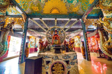 Ho Chi Minh şehri, Vietnam - 01 Mayıs 2020: Phu Chau Tapınağı 'nın ana salonu özenle dekore edilmiş ve 3 yüzyıllık bir çağ ile birçok çömlek parçasıyla yaygın bir şekilde aranmaktadır..