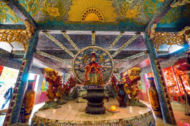 Ho Chi Minh şehri, Vietnam - 01 Mayıs 2020: Phu Chau Tapınağı 'nın ana salonu özenle dekore edilmiş ve 3 yüzyıllık bir çağ ile birçok çömlek parçasıyla yaygın bir şekilde aranmaktadır..