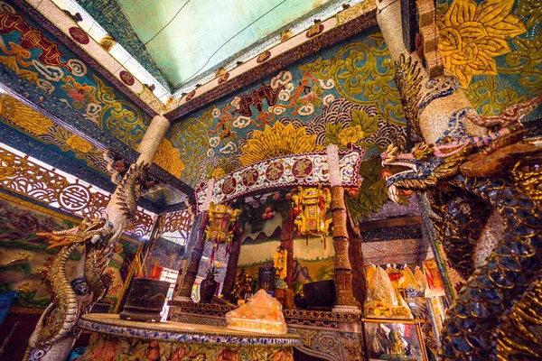 胡志明市 2020年5月1日 佛洲寺大厅内精心装饰着许多陶器碎片 已有3个世纪历史 深受佛教界的追捧 — 图库照片