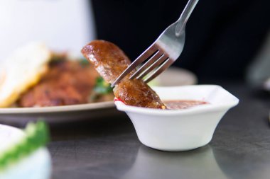 Hadi ama - Vietnam pirinci, turşu ızgara domuz pirzolası, salatalık yağı, soğan, biber, sarımsaklı balık sosu, omlet, Vietnam mutfağı.