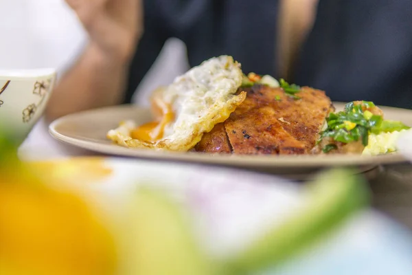 베트남 사람이 고깃덩어리로 돼지고기 감칠맛이 마늘로 소스는 오믈렛 아시아 요리를 — 스톡 사진