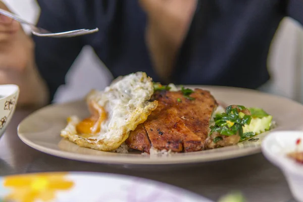 베트남 사람이 고깃덩어리로 돼지고기 감칠맛이 마늘로 소스는 오믈렛 아시아 요리를 — 스톡 사진